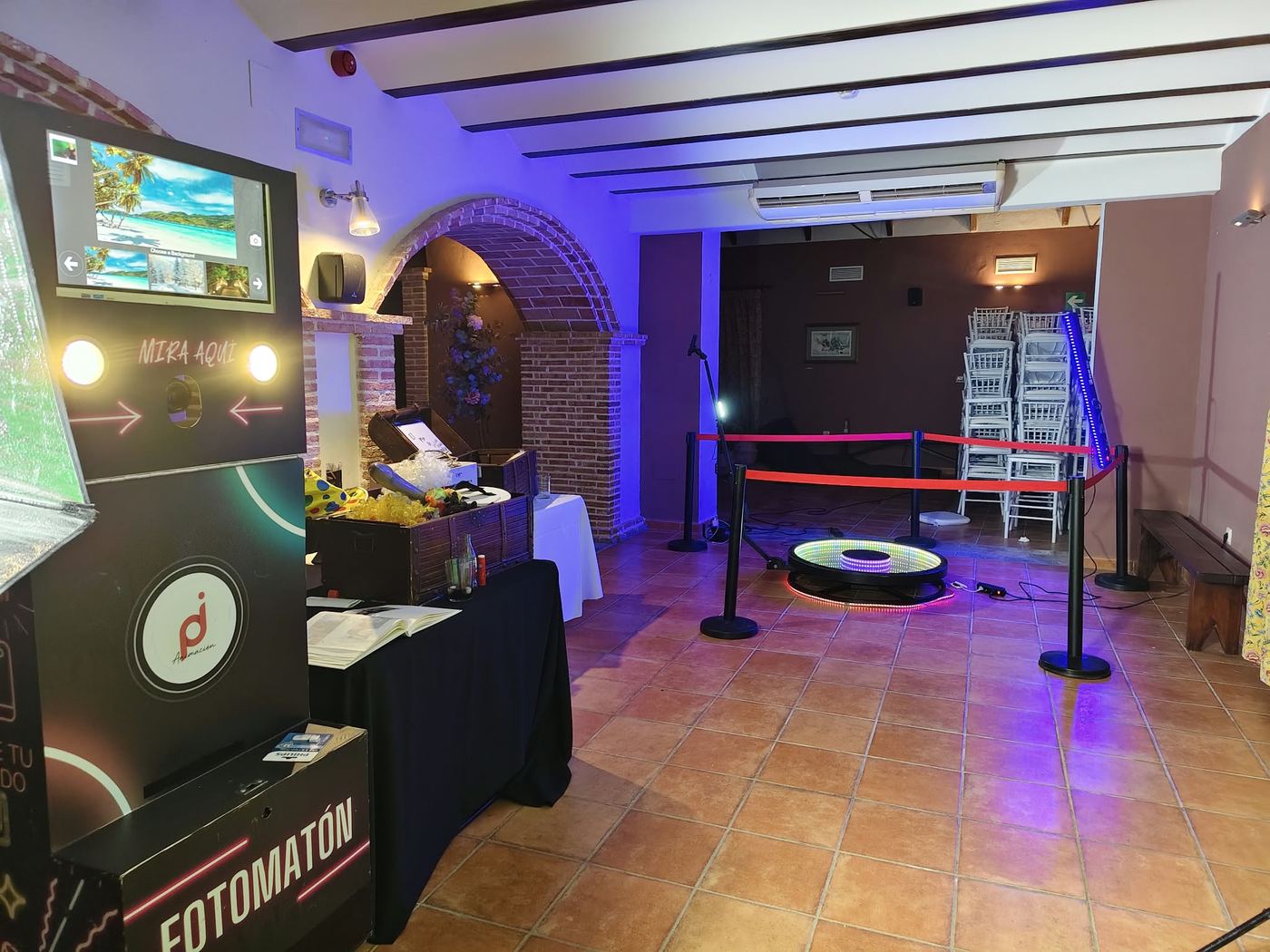 Plataforma 360 con aro de luz LED junto al fotomatón de Piju Animación