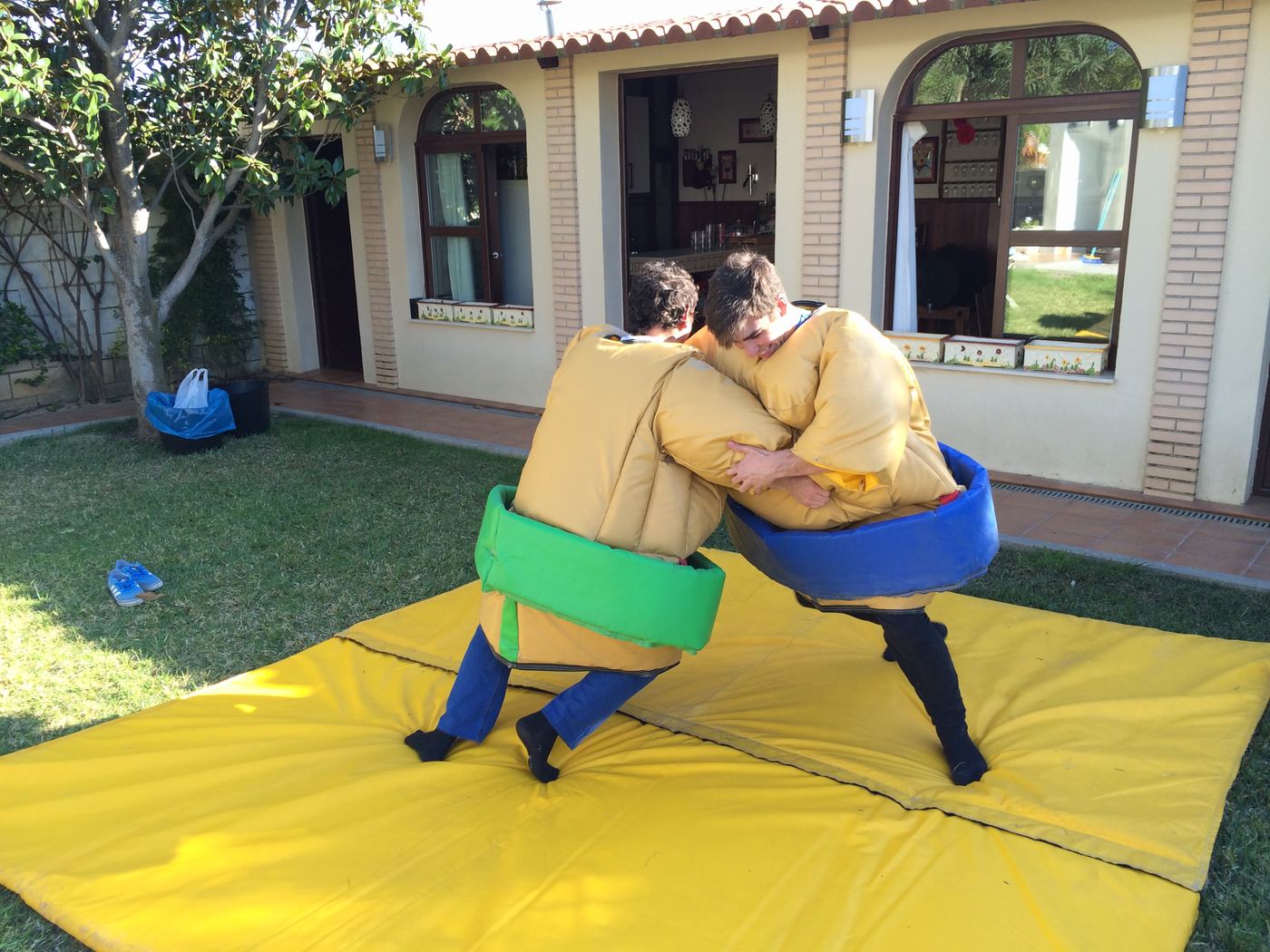 Dos participantes en una lucha de sumo para fiestas