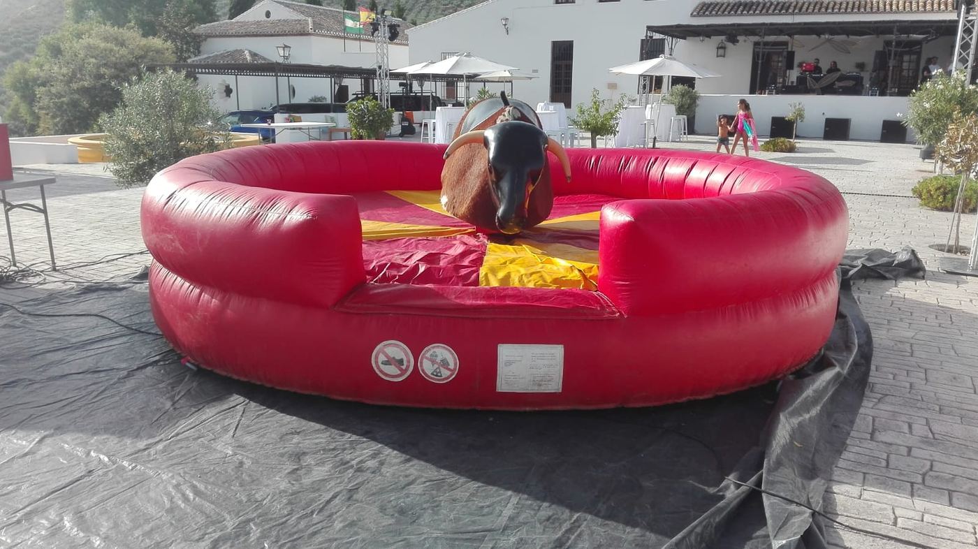 Toro mecánico instalado en una celebración