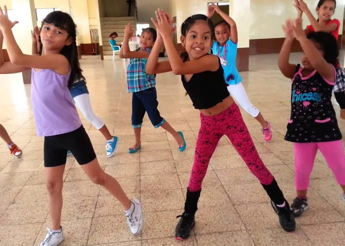 niñas bailando